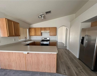 9584 Bandera Creek Avenue - Photo Thumbnail 2