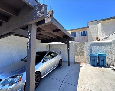 674 Rolling Green Drive - Photo Thumbnail 1