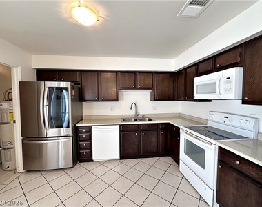 674 Rolling Green Drive - Photo Thumbnail 7