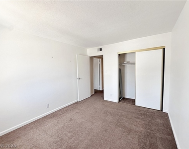 674 Rolling Green Drive - Photo Thumbnail 23