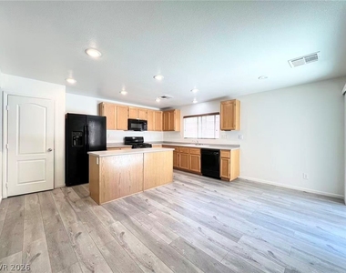 11143 Ranch Valley Street - Photo Thumbnail 8