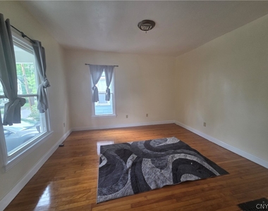 517 Garfield Avenue - Photo Thumbnail 2