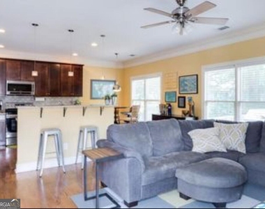 658 Irwin Street Ne - Photo Thumbnail 9