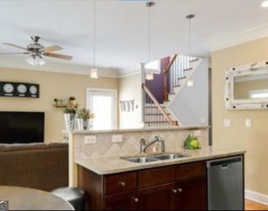 658 Irwin Street Ne - Photo Thumbnail 3