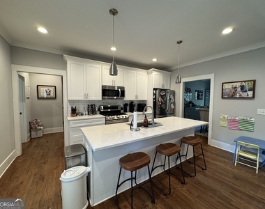 859 East Avenue - Photo Thumbnail 2