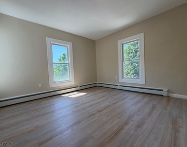 28 Diller Ave - Photo Thumbnail 5