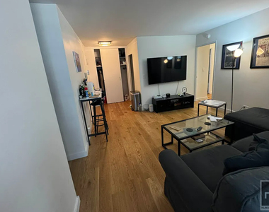 East 44th Street - Photo Thumbnail 3