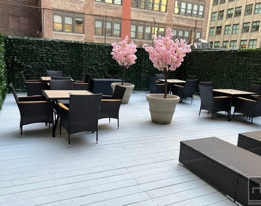East 44th Street - Photo Thumbnail 6