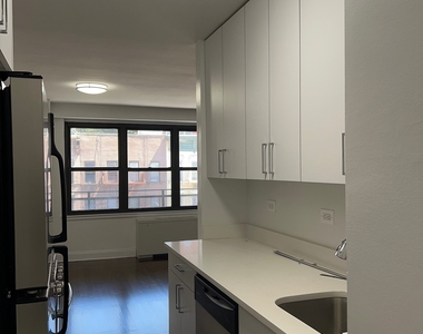 E 82 St - Photo Thumbnail 1