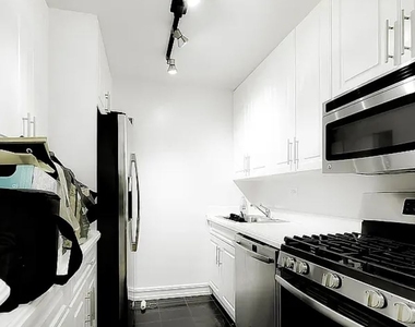 East 51 Street - Photo Thumbnail 2