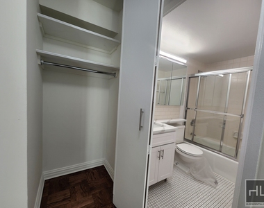 East 71st Street - Photo Thumbnail 2