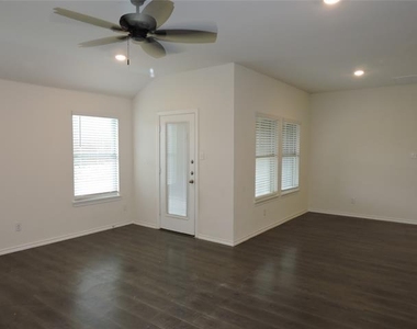 1210 Honeysuckle Drive - Photo Thumbnail 6