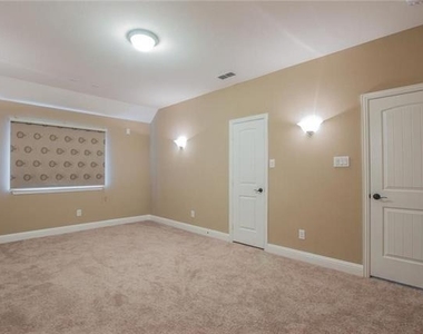 2440 Kingsgate Drive - Photo Thumbnail 10