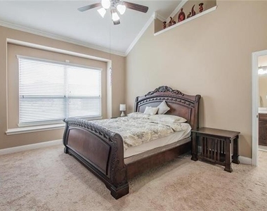 2440 Kingsgate Drive - Photo Thumbnail 8