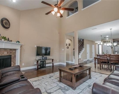 2440 Kingsgate Drive - Photo Thumbnail 2