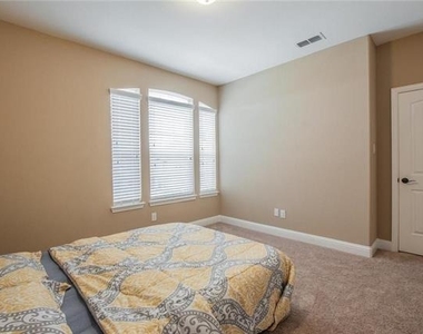 2440 Kingsgate Drive - Photo Thumbnail 12