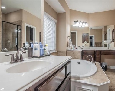 2440 Kingsgate Drive - Photo Thumbnail 9