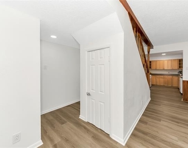 828 S Collins Street - Photo Thumbnail 7