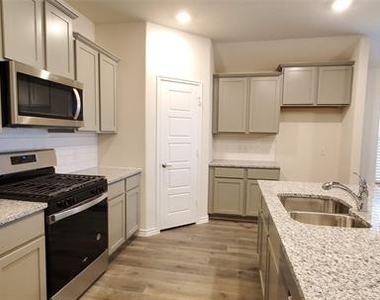 808 Marigold Street - Photo Thumbnail 7