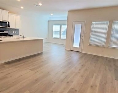 2107 Camellia Street - Photo Thumbnail 3