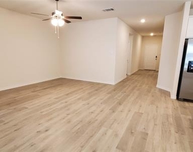2107 Camellia Street - Photo Thumbnail 2