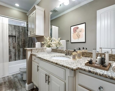 621 W 8th Street - Photo Thumbnail 7
