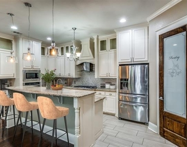 621 W 8th Street - Photo Thumbnail 3