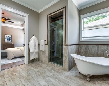 621 W 8th Street - Photo Thumbnail 8