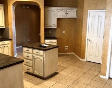 4016 Petersburg Drive - Photo Thumbnail 4