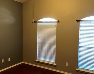 4016 Petersburg Drive - Photo Thumbnail 9