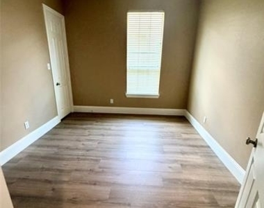 509 S Hampton Court - Photo Thumbnail 23