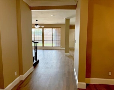509 S Hampton Court - Photo Thumbnail 3