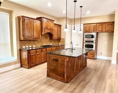 509 S Hampton Court - Photo Thumbnail 10