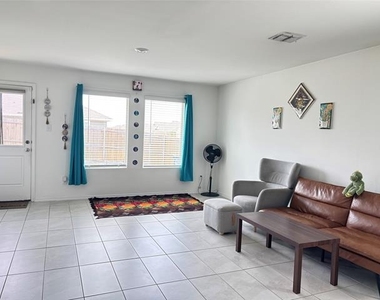900 Mountain Laurel Drive - Photo Thumbnail 2