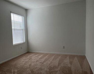 900 Mountain Laurel Drive - Photo Thumbnail 5