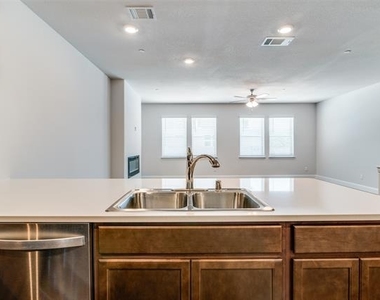 7843 Manilla Drive - Photo Thumbnail 14