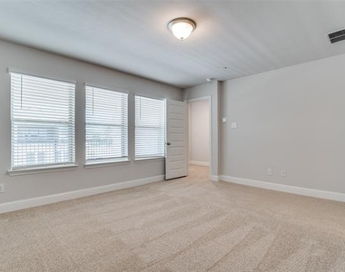 7843 Manilla Drive - Photo Thumbnail 5