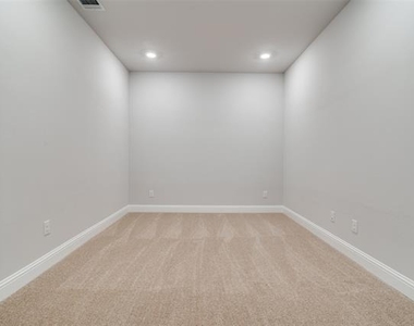 7843 Manilla Drive - Photo Thumbnail 17