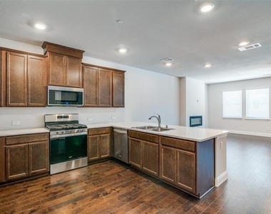 7843 Manilla Drive - Photo Thumbnail 11