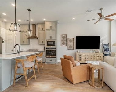 7104 Amber Grove Court - Photo Thumbnail 4
