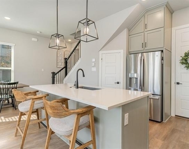 7104 Amber Grove Court - Photo Thumbnail 5