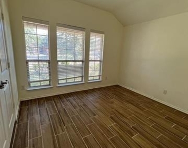 1011 Meadow Green Court - Photo Thumbnail 10