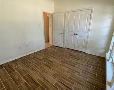 1011 Meadow Green Court - Photo Thumbnail 11