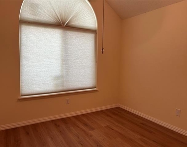 2106 Millwood Drive - Photo Thumbnail 12