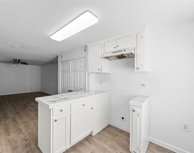 120 E Monterey Street - Photo Thumbnail 7