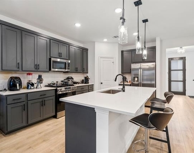 1308 Parkdale Street - Photo Thumbnail 4