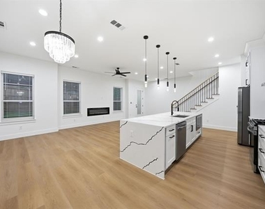306 E 7th Street - Photo Thumbnail 6