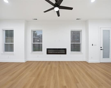 306 E 7th Street - Photo Thumbnail 5