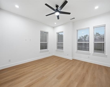 306 E 7th Street - Photo Thumbnail 17
