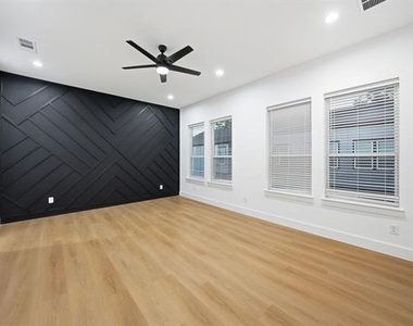 306 E 7th Street - Photo Thumbnail 12